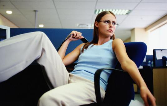 错误坐姿会毁了女白领的身材 保持身材的三个方法-八福集