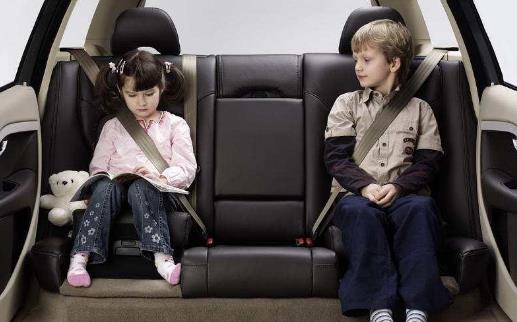 宝宝乘车注意事项 孩子不宜系成人安全带-八福集