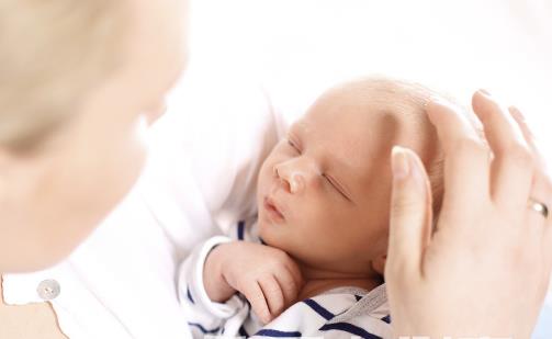 防止被宝宝咬乳头 找个安静的角落喂奶-八福集