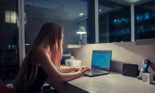 长期24点睡觉这些坏处趁机而入 熬夜后的补救措施-八福集