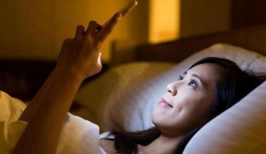 长期熬夜玩手机 当心8大危害-八福集