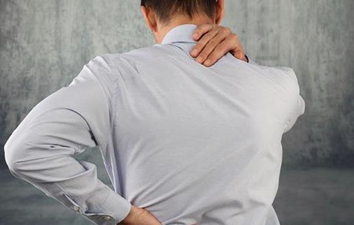 背痛突然袭击办公室白领 记着给自己买个腰枕-八福集