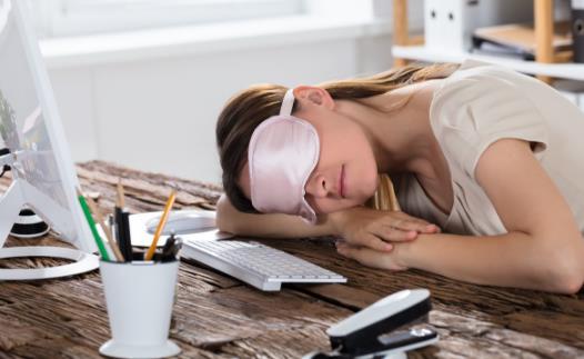 趴着睡午觉的四大危害 最理想的午睡方式-八福集