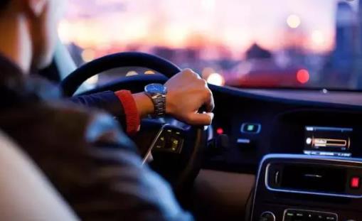 科学的驾驶姿势你知道吗? 途驾车时应注意哪些问题呢