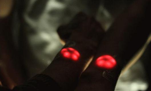 黑科技，生物黑客将LED灯移植体内-八福集