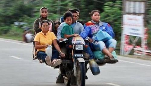 菲律宾将摩托车改成“土飞机” 一次能拉八个游客-八福集