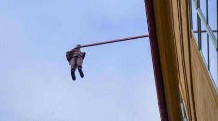 捷克首都布拉格一危险雕塑 高空中快掉下来的“人”-八福集