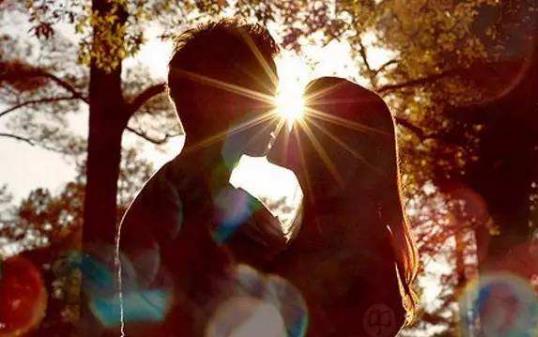 女孩子喜欢你会有的五大表现 表情动作透露好感-八福集