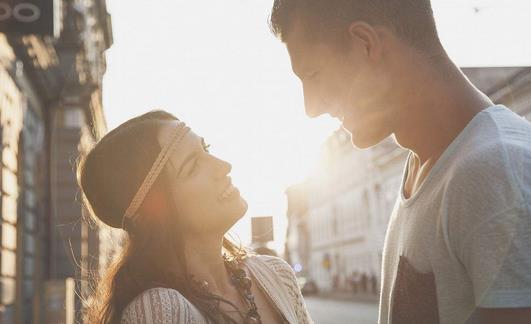 如何看出一个男人是不是喜欢你-八福集