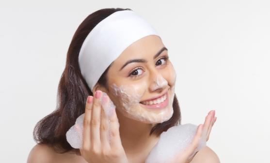 女人到中年如何保养自己的皮肤 中年女人皮肤特别护理要点-八福集