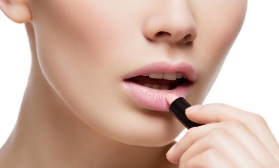 冬季嘴唇容易干裂 日常护唇要点还你嘟嘟嫩唇-八福集