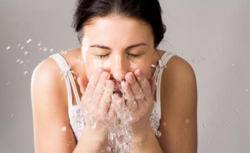 冬天洗脸冷水好还是热水好 不同的肤质用不同水洗脸-八福集