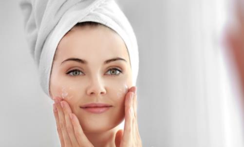 冬季皮肤易干燥保湿做起来 冬季要掌握正确护肤时间-八福集