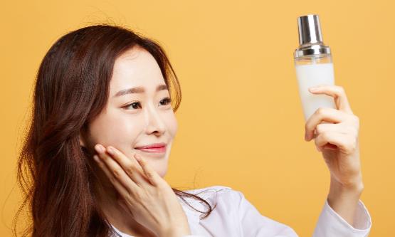 保湿爽肤水的使用误区 保湿爽肤水最能充分发挥功效的用法-八福集