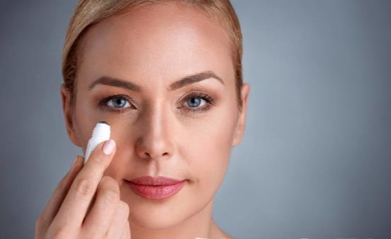 如何快速去掉黑眼圈 保持充足睡眠辅助饮食保健效果最佳-八福集