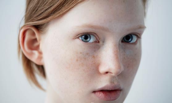 经常化妆脸上长斑怎么办 化妆品选不好会让皮肤越来越差-八福集