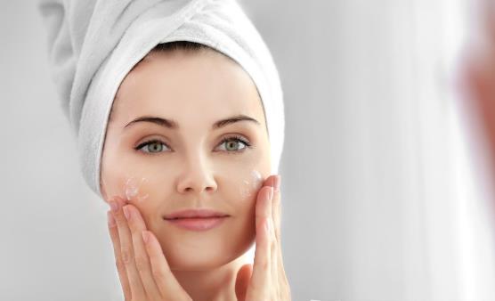 冬季油性皮肤如何控油补水 改变不良习惯还你干净皮肤-八福集