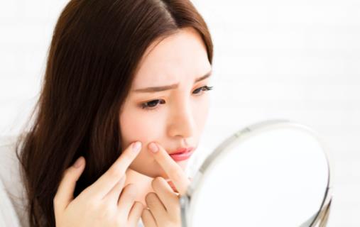 脸上痘痘可不可以挤 长痘痘与皮肤代谢不畅有关-八福集