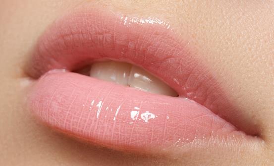 春季护唇小妙招 让你的嘴唇摆脱干燥唇色可人更滋润-八福集