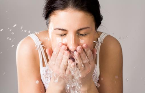 教你洗脸洗出水光肌 快速洗脸美白脸肌肤的方法-八福集