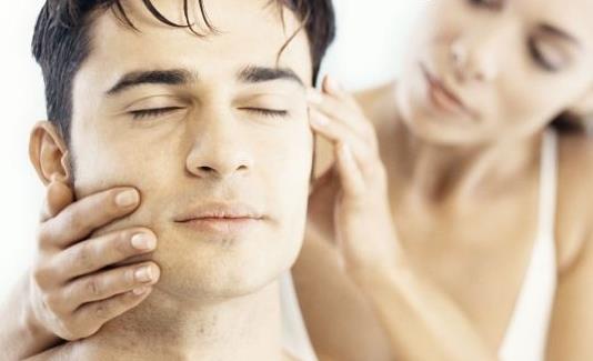 男人如何巧妙去除痘印-八福集