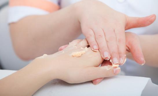 MM们包包里需常备一只护手霜 用对护手霜让双手美白又淡斑-八福集