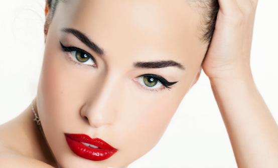 教你使用液体眼线的小技巧 液体眼线笔可以用多久-八福集