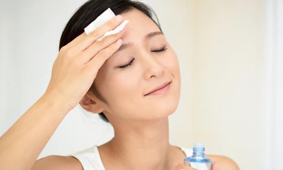 办公室内的肌肤杀手有哪些 办公室OL日常护肤技巧-八福集