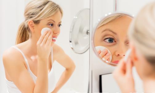 眼部卸妆油的使用指南 卸妆品在脸上不宜久留-八福集