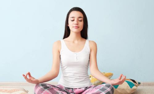 睡前十分钟瑜伽瘦身又安眠 瑜伽减肥的常见误区-八福集