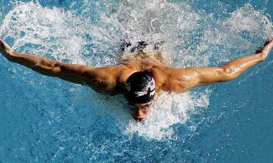 掌握4个技巧游泳减肥事半功倍 游泳姿势正确效果才好-八福集