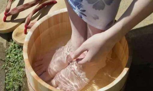 泡脚的10大好处 有助于易瘦体质的形成-八福集