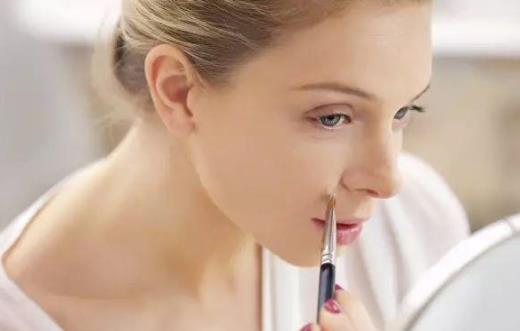 为什么鼻子一化妆就卡粉 皮肤卡粉怎么解决-八福集