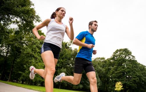 慢跑减肥的正确方法 选择一双合适的跑鞋保护膝盖-八福集