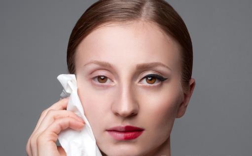 想脸上不长痘卸妆要做好 卸妆不用心会有皮肤问题-八福集