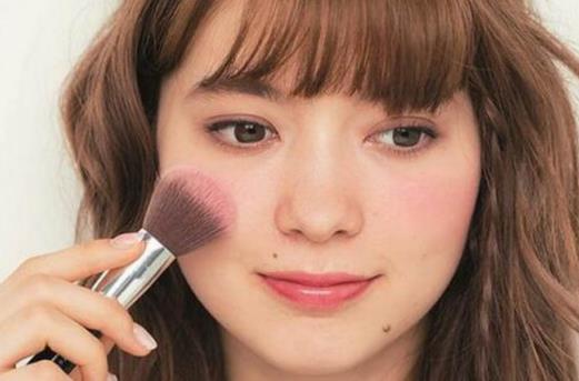 腮红能当眼影有害吗 化妆为什么要涂腮红-八福集