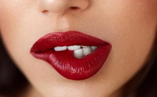 口红容易掉色怎么办 日常避免长时间涂抹口红-八福集