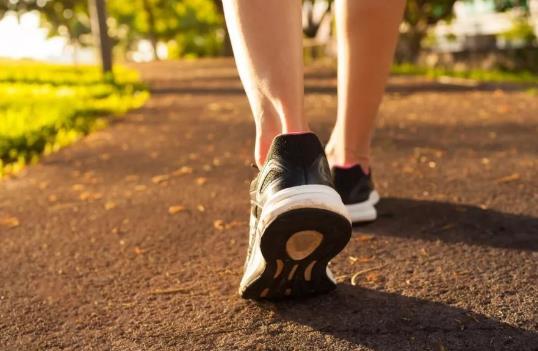 散步对减肥非常有利 减肥散步的方法技巧-八福集