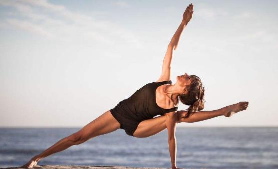 在床上做简单易行的瘦身操 能在轻松快乐中瘦下来-八福集