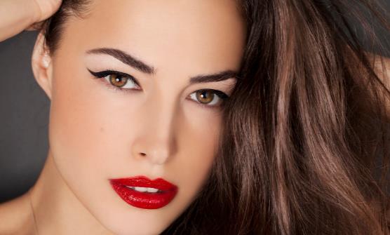 怎么化眼妆不脱妆 眼妆不脱全靠小动作-八福集