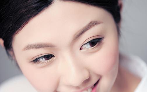警惕长期使用双眼皮贴的危害 可使皮肤失去弹性-八福集