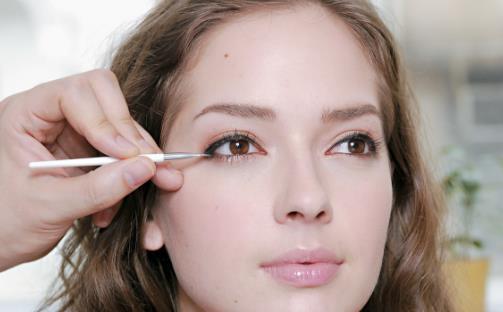 学会做好隐形眼线 让眼睛瞬间明亮有神-八福集