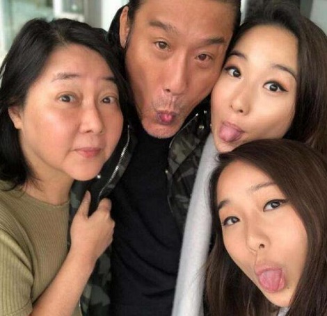 一路成年梁家辉老婆是谁照片曝光 双胞胎姐妹继承妈妈颜值-八福集